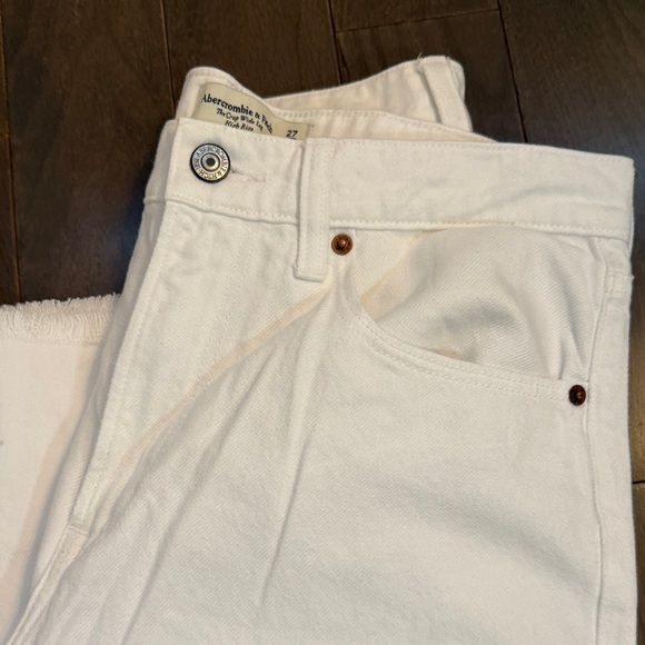 Abercrombie & Fitch Women's High Rise Cropped White Frayed Jeans - Picture 5 of 6